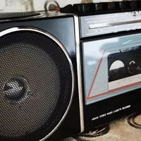 四十年前的手提收音机，外放比音箱还猛！现在还能正常使用
