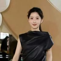 章泽天亮相Uma Wang巴黎首秀，奶茶妹妹现在这么时尚了？