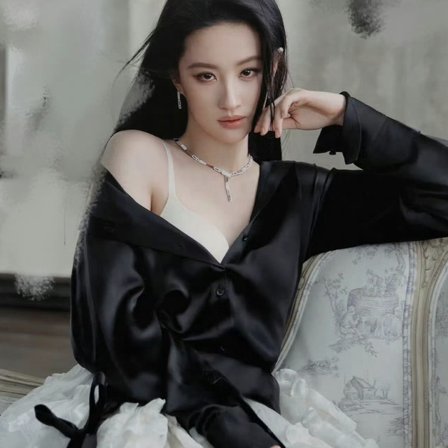 刘亦菲代言猫人内衣，骨相皮相双绝，头发丝都在发光？？