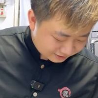 香港粤菜炒饭中神仙做法！咸鱼鸡粒炒饭！龍哥说用小火炒透米饭，再用大火猛攻镬气拉满，给很少的油，吃起来不会腻嘴，一口下去软糯干香又锅气十足！