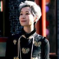 叶童穿搭的秘诀：白发不染、配饰醒目、衣不花哨，自然优雅又高级