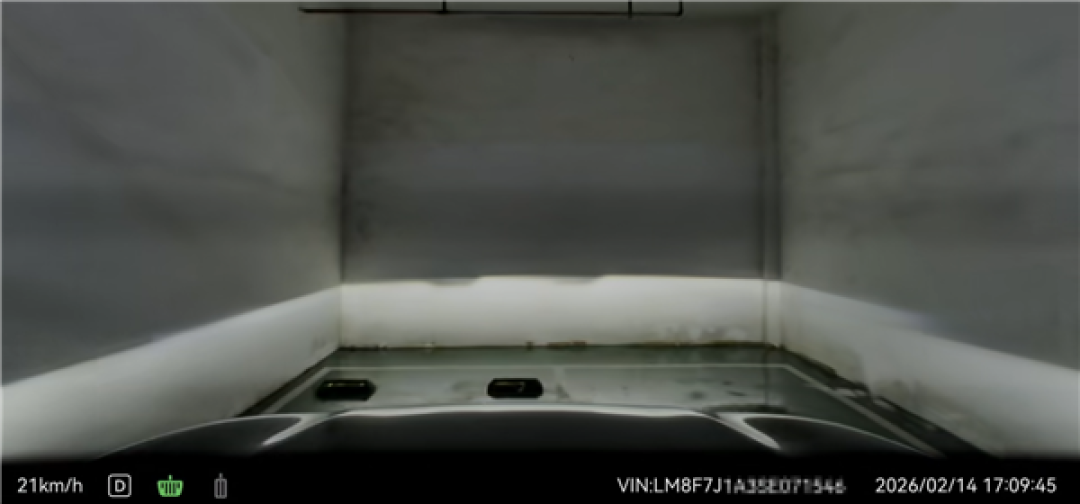 问界M7车主控诉车库撞墙 网友秒破案:环氧地坪+水 下坡还主动加速