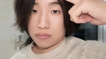 护肤品中的雷你踩了几个？ 化妆品所谓的水，精华，面霜，乳液，眼霜，基本上就是一个东西。没必要为了补水而用爽肤水，当然面霜乳液也只是加了更多油脂而有更好的保湿性能而已。要明确自己肤质和需求，多涂只会让皮肤越来越差，护肤永远是极简最好。#护肤 #油痘肌 #面霜 #干皮 #护肤品