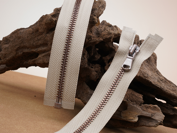 做旧玫瑰金链牙拉链，适配休闲与复古风格