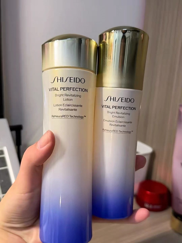 悦薇水乳：抗初老与美白