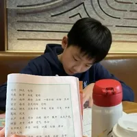 别人报班，儿子靠看纪录片全班第一。