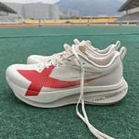 特步两千公里5代硬弹脚感：进化还是挑人？1800+用户观点大碰撞