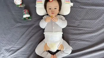 妈妈们千万别等到宝宝屁屁捂得通红了才想起来要买这种加大开裆的连体衣啊，不用脱裤子就能更换尿裤的连体衣真的太方便了！加大深档的设计给宝宝换尿不湿再也不用光腿受冻啦!#大开裆#大PP开裆裤#冬天换尿不湿#拉拉裤