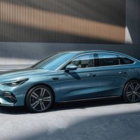 星越6以极致省油胜出，风行T11凭六座舒适突围：10万vs20万混动SUV谁更值？