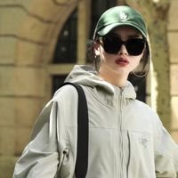 才发现：如今小白鞋已经不兴了！很多年轻人都在穿萨洛蒙、鬼塚虎