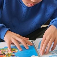 小学生用「慢动作」演示如何包好自粘书皮