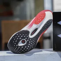 鸿星尔克碳板跑鞋：实力派还是性价比之选？全网观点大PK