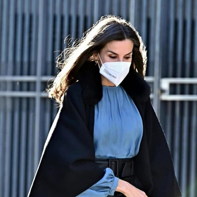 看西班牙王后穿搭大衣：裙子过膝，露脚踝，不搭配牛仔裤才优雅