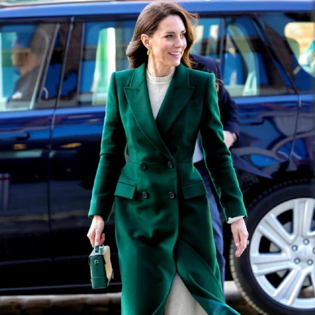 看了凯特王妃穿搭大衣，配裙子、不配阔腿裤，穿长筒靴才高级优雅