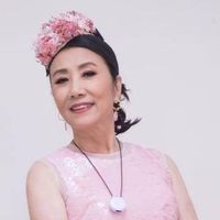 汪明荃比赵雅芝更年轻，穿粉色裙+波波头似少妇，自然老才更优雅