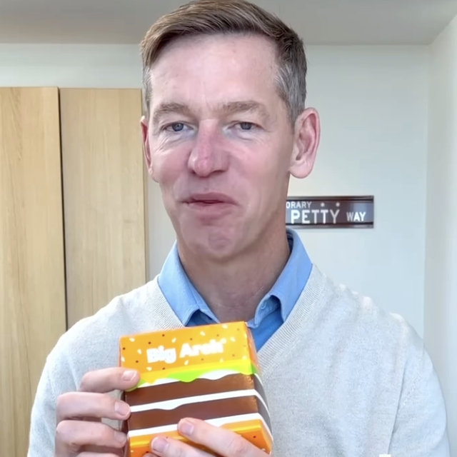 麦当劳CEO假吃被群嘲，汉堡仅受皮外伤！大佬真不如安利下穿搭