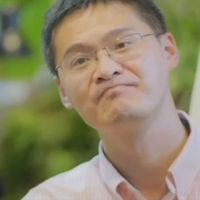 “每个人都有一段异常艰难的时光，生活的压力 工作的失意 爱的惶惶不可终日，挺过来的 人生就会豁然开朗 挺不过来的 时间也会教你怎么与他们握手言和，所以不必害怕”