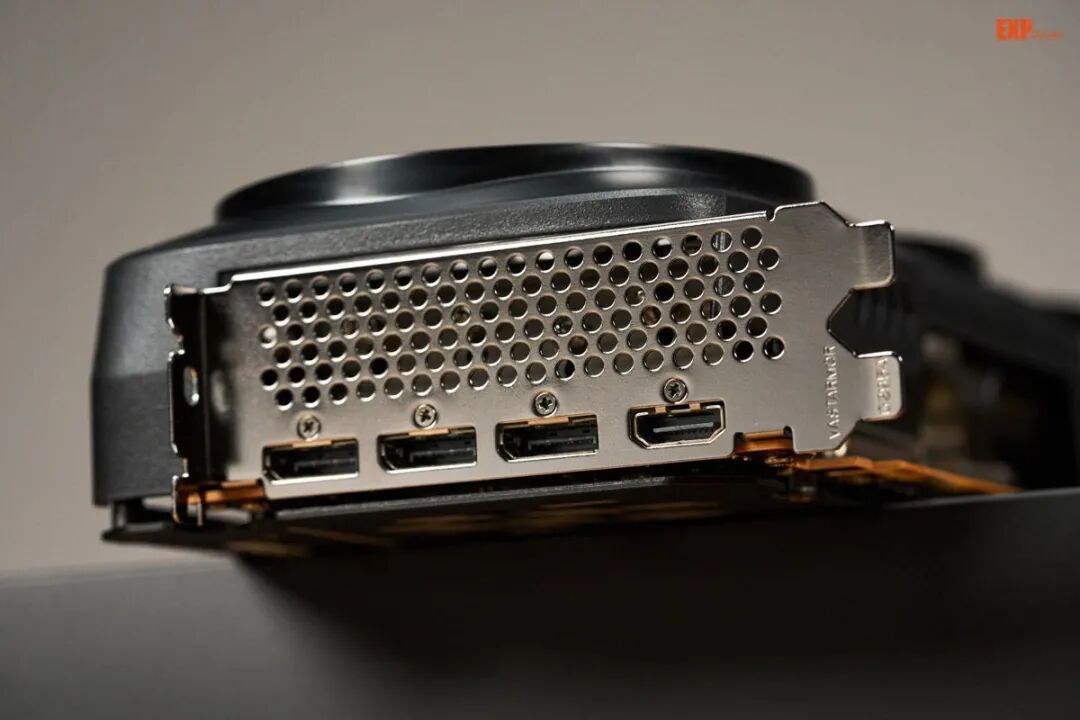 锐龙7 9850X3D搭RX 9070 XT挑战千帧游戏：纯AMD平台也能高刷电竞