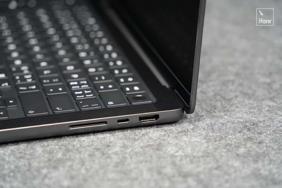 实测 5 万元的苹果 AIPC,比我们想象的还要出色|M5 Max MacBook Pro 评测