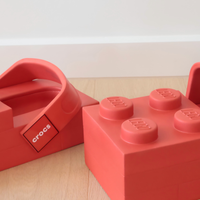 上线秒售罄！这双巨大又离谱的乐高洞洞鞋，究竟哪里做对了？