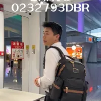 ALPHA BRAVO
Navigation 双肩包
这款双肩包可满足日各种日常所需。此包款的马术主题细节为马年限定版专属设计，以此致敬马年。随品附赠卡包与幸运纪念币，伴您一路驰骋，好运随行。
外形尺寸
40.5cm X 35.5cm X 18.5cm
#背包 #马年#途明#tumi#TUMI