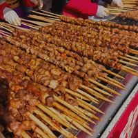 庙会“一米大肉串”真相：4元成本卖30元，你吃的可能根本不是羊肉！