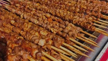 庙会“一米大肉串”真相：4元成本卖30元，你吃的可能根本不是羊肉！