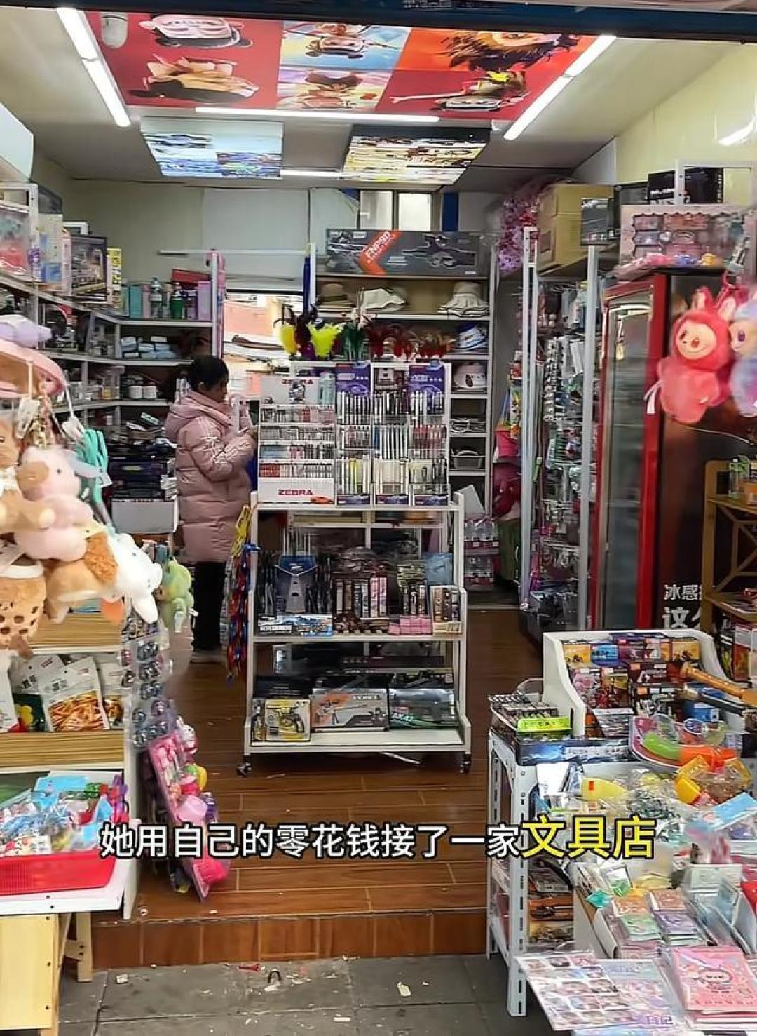 12岁女孩用多年积蓄盘下文具店,月薪三千聘请妈妈当店长