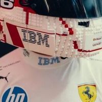 为了拍张照，勒克莱尔戴上了3公斤的乐高头盔！