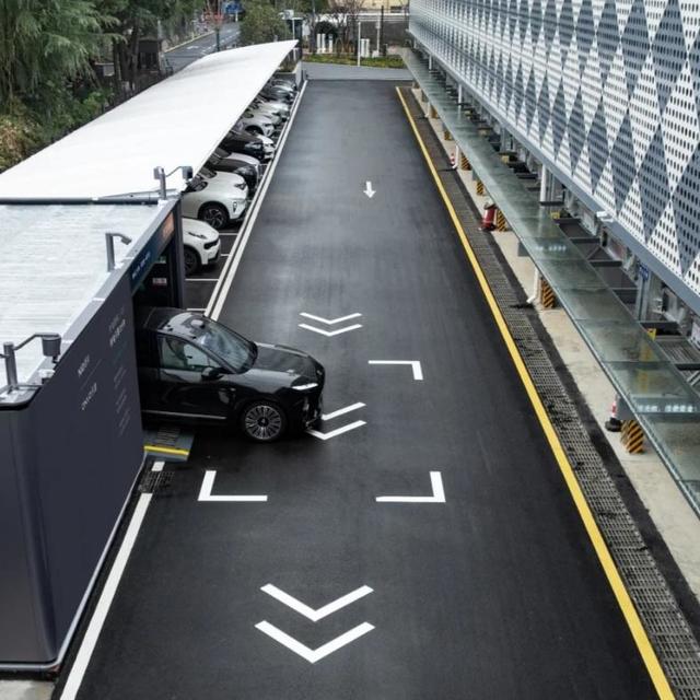 李斌称超充伤电池、没换电快，两大补能路线车主怎么选？