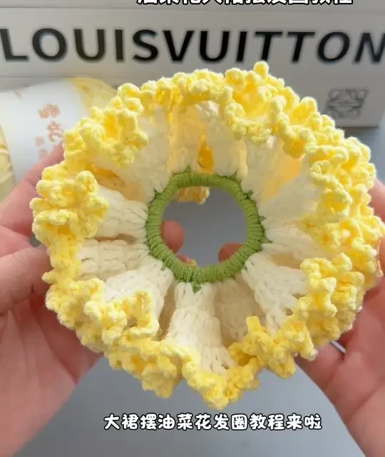 超飘逸的油菜花大肠发圈｜视频教程～发量多的姐妹戴上绝绝子 毛线@雪妃尔毛线 萌二19鹅黄 82奶白#钩织大肠发圈#勾针毛线编织教程 #钩织#爱生活爱编织#钩织教程 图解@织里织气手工 感谢