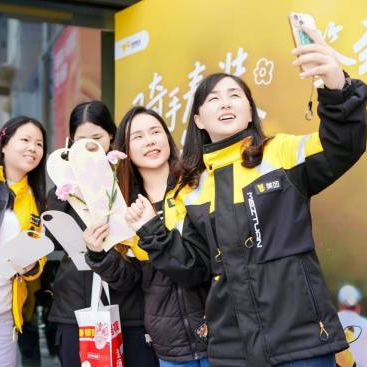 美团官宣行业首件女性骑手服，告别男款不合身，女骑手的专属战袍