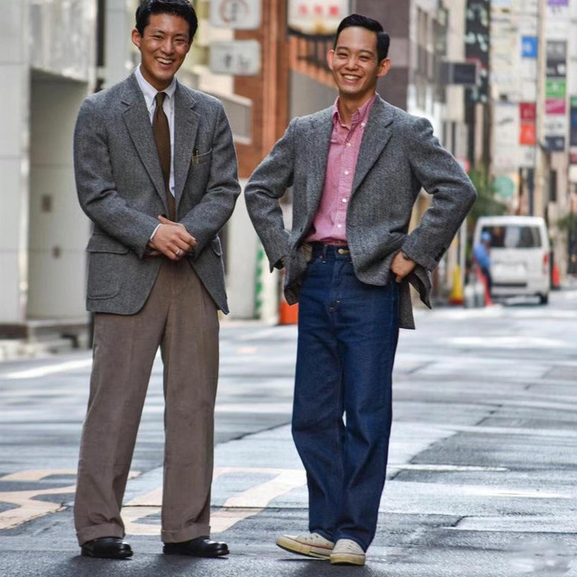 男人上了年纪后，尽量别穿紧身裤！多尝试穿宽腿裤，看起来更高级