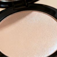 卡粉飞粉终结者：微米级粉体与吸油成膜技术，才是油皮选粉饼的核心标准