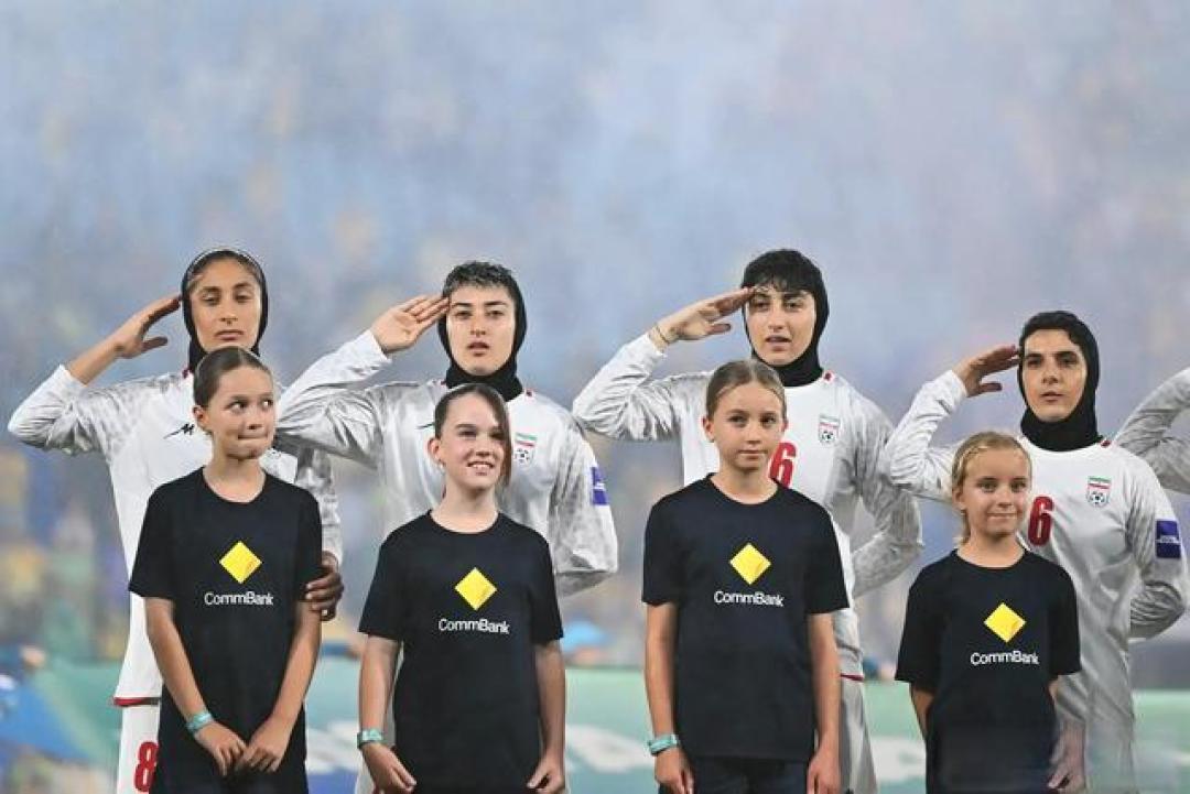 因拒唱国歌被指控叛国，伊朗5名女足球员在澳洲上演惊险出逃
