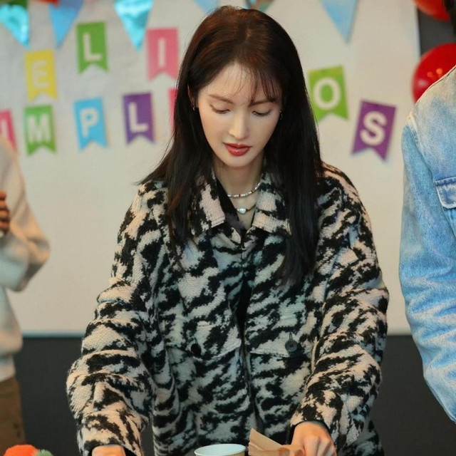 金晨增肥以后更惊艳，穿灰色大衣坐公交像少女，美得像换了个人！