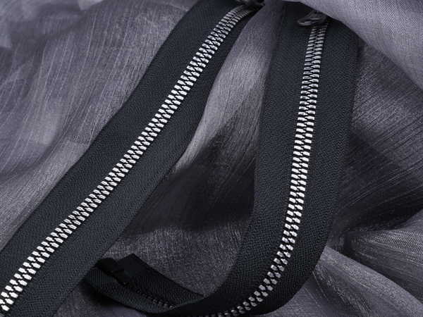 仿金属A型牙塑钢拉链，光泽外观让你的轻薄服饰更出彩
