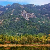 别挤荔湖公园了，广州这个“山湖水镜”公园更有诗意，人少免费，环湖徒步，露营溜娃钓鱼，装下整个秋天的美好！