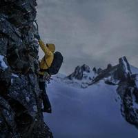 秋冬冲锋衣封神指南：8个顶流品牌，从硬核登山到城市通勤全搞定