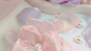 轻盈半透的玻璃纱在阳光下真的太仙了，温柔的粉紫色直接戳中少女心，家人们快来和我一起把浪漫缝进春天里！#纯手工制作发饰 #手作diy #教程分享 #温柔系 #仙女必备