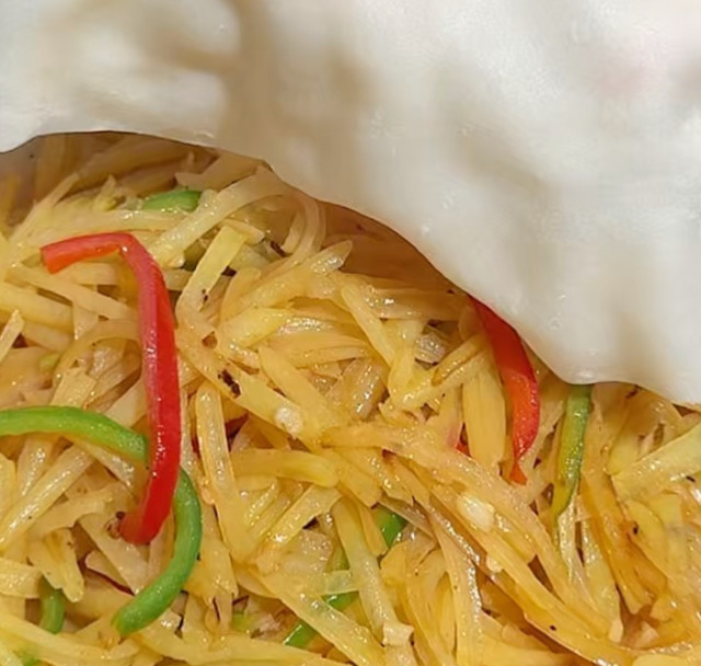 今天这款无油蒸春饼，不抹油、不油腻，柔软筋道，卷啥都香～#春天吃口新鲜的 #春饼 #无油蒸春饼 #卷饼