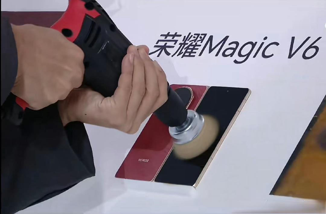 荣耀MagicV6太能整活了:能拉汽车能吊人,硬核实力告别焦虑