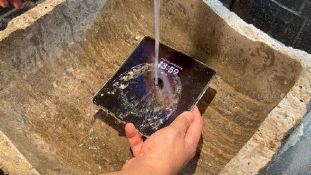荣耀MagicV6太能整活了:能拉汽车能吊人,硬核实力告别焦虑