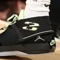 【NBA每日上脚】溢价400刀！超科比后这鞋被疯狂扫货