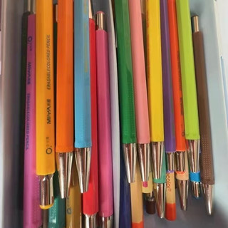 米娅小小鸟按动可擦彩铅｜家长闭眼入！画画不翻车的