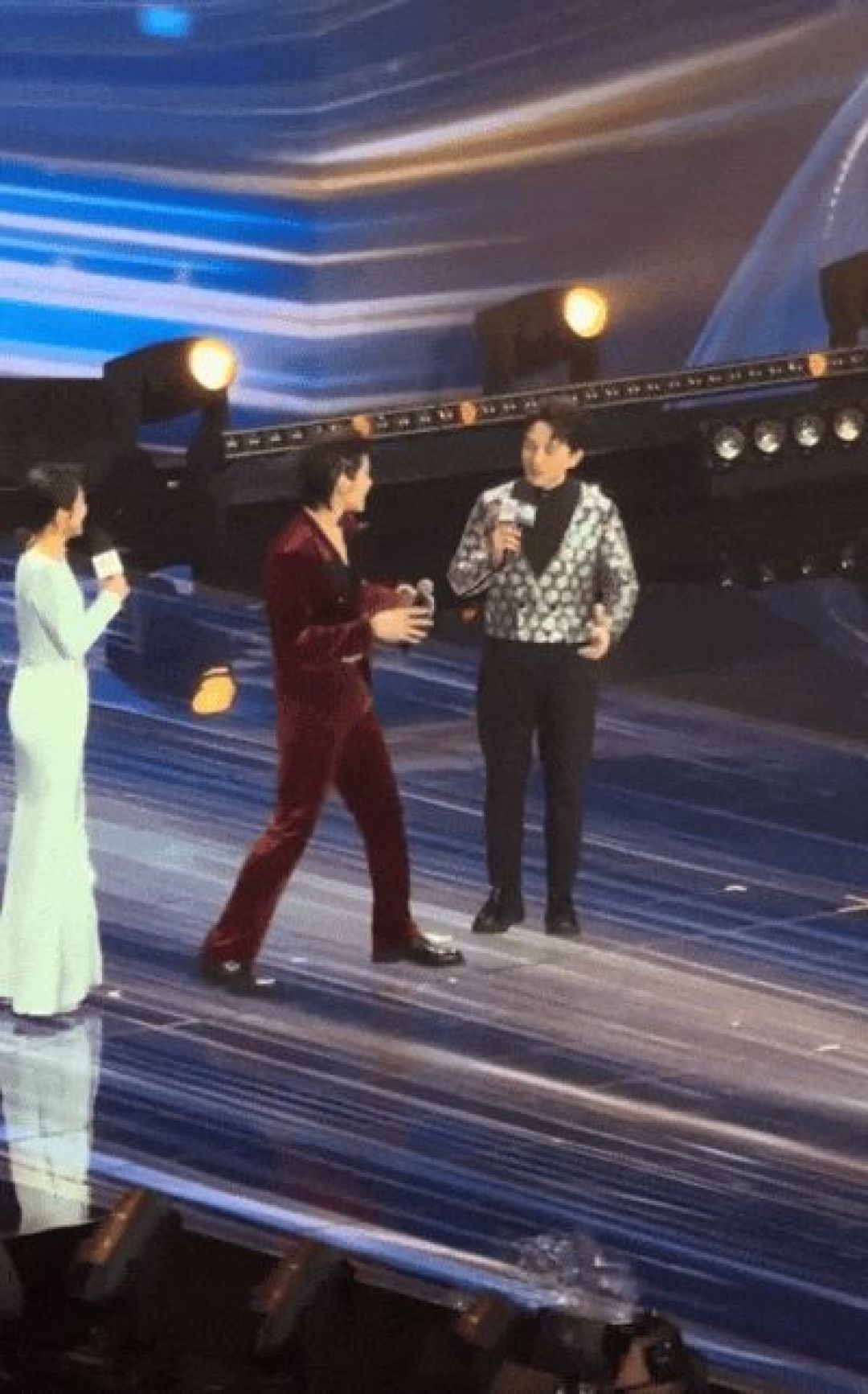 向佐为何飞踢主持人?盘点他那些出圈的尴尬瞬间