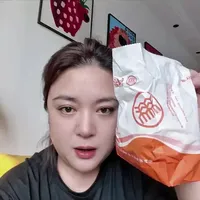#北京稻香村 您得买牛舌饼，别瞎买！点心匣子是一种文化，其实匣子在早年间都属于好礼，那是真心实意的，现在没那么多讲究了！尝尝就成了
