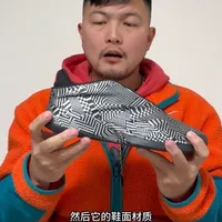 库里乱穿鞋时代，恐怕只有这双会倒闭
有一说一，这款鞋设计还真挺有个性，简洁又带点个性。不过掉跟问题阿迪一直没有去解决，脚感跟华子二代有点像。#新鞋零时差 #新鞋零时差2026 #阿迪crazy #库里上脚阿迪达斯crazyEnergy #CrazyEnergy