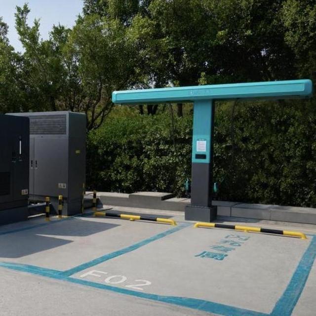 王传福还是太低调了！发布会刚结束，服务区就出现比亚迪加电站