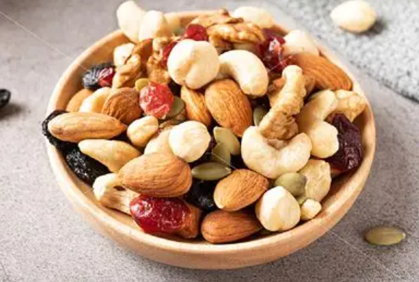 别被“无糖”“低卡”骗了！网红零食的升糖陷阱与儿童高钠风险